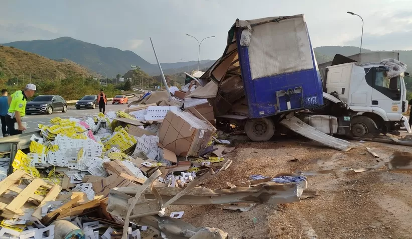 Karton ambalaj yüklü tır devrildi: 1 kişi yaralandı