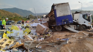 Karton ambalaj yüklü tır devrildi: 1 kişi yaralandı