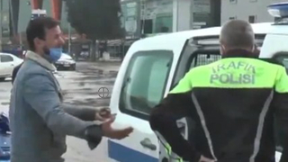 Karton toplayıcısı, ceza yazan polislere gözyaşı döktü