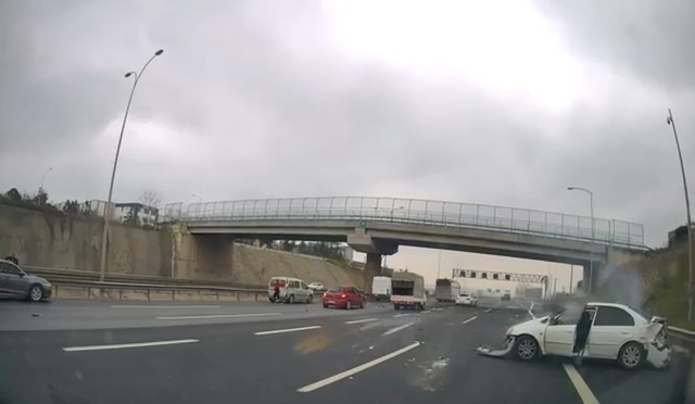 Kaza faciaya yol açıyordu: Tırın altında kalmaktan son anda kurtuldu