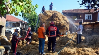 Kasadaki samanlar alev aldı