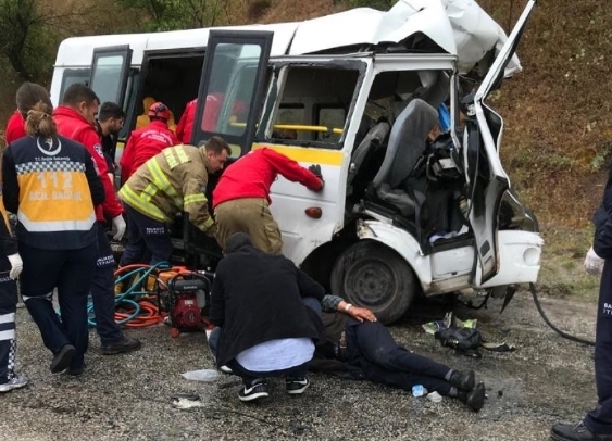 Katliam gibi kaza: 8 ölü,10 yaralı