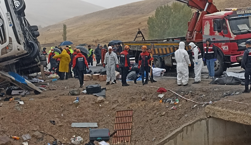 Katliam gibi kaza: 7 ölü, 40 yaralı