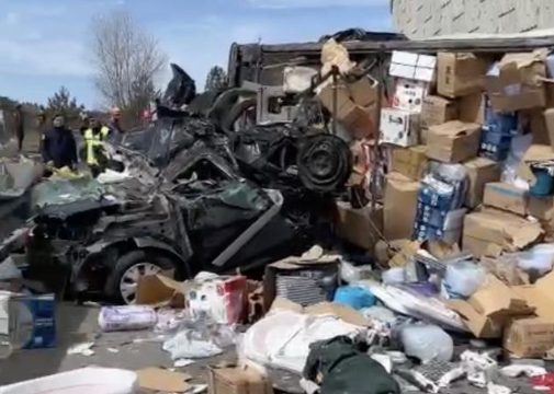 Katliam gibi kaza: Tır otomobilin üzerine devrildi 4 ölü, 3 yaralı