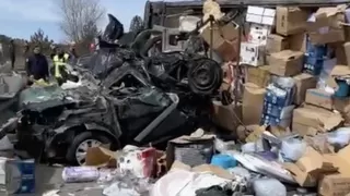 Katliam gibi kaza: Tır otomobilin üzerine devrildi 4 ölü, 3 yaralı