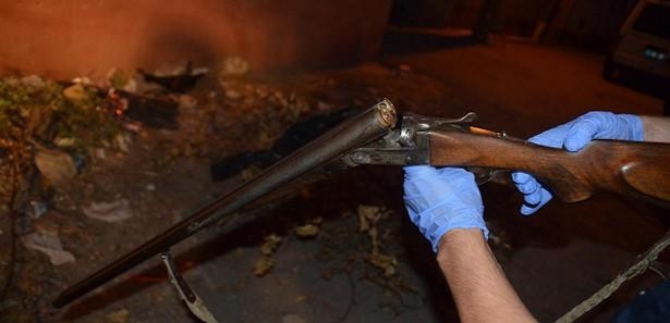 Bastıkları evde tüfekle vuruldular