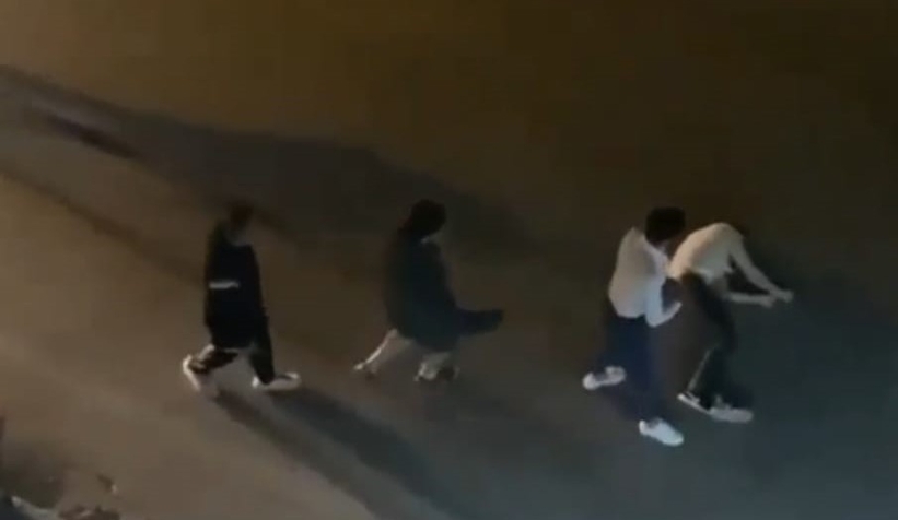 Kavgaya tutuştuğu şahsı tek yumrukla bayılttı