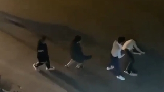 Kavgaya tutuştuğu şahsı tek yumrukla bayılttı