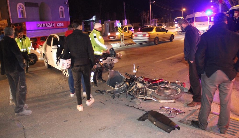 Kavşakta feci kaza: 2 yaralı