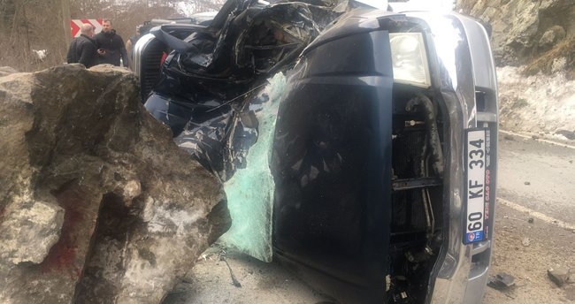 Kaya parçası arabanın üzerine düştü: 4 ölü