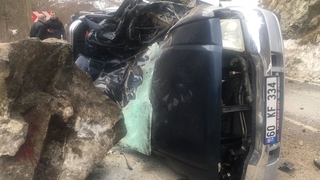 Kaya parçası arabanın üzerine düştü: 4 ölü
