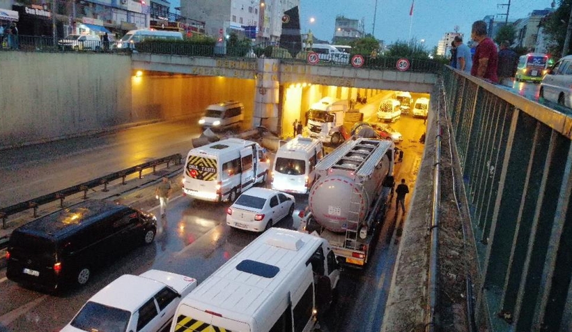 Kayganlaşan yolda 17 araç birbirine girdi: 4 yaralı