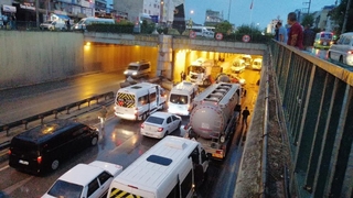 Kayganlaşan yolda 17 araç birbirine girdi: 4 yaralı