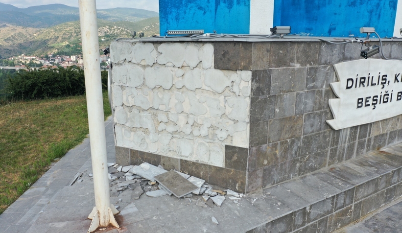 Kayı Boyu Anıtına çirkin saldırı