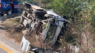 Kaynarca'da panelvan devrildi: 1 yaralı