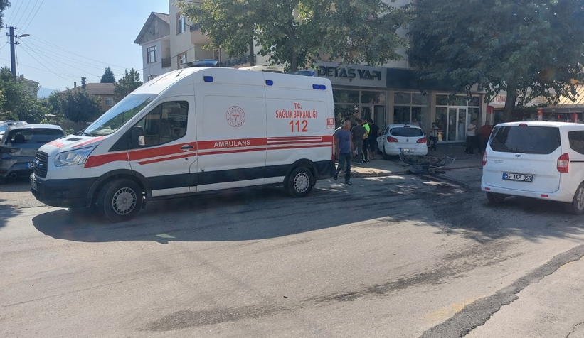 Kaza yapan araçlar kaldırıma savruldu: 1 yaralı