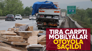 Kaza yapan kamyonetteki mobilyalar otoyola saçıldı