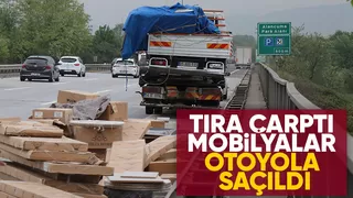 Kaza yapan kamyonetteki mobilyalar otoyola saçıldı