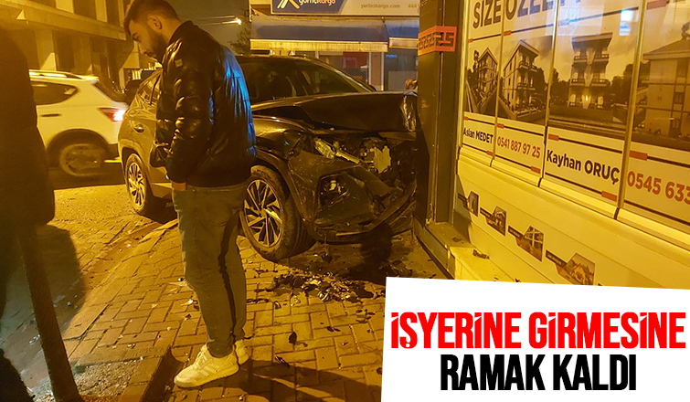 Kaza yapan otomobil az kalsın iş yerine giriyordu