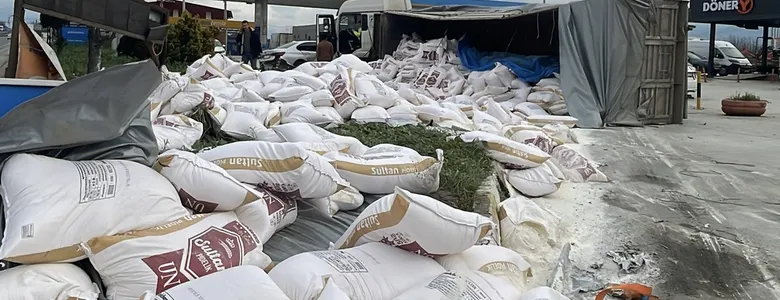 Kaza yapan un yüklü tır ve otomobil akaryakıt istasyonuna daldı