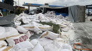 Kaza yapan un yüklü tır ve otomobil akaryakıt istasyonuna daldı