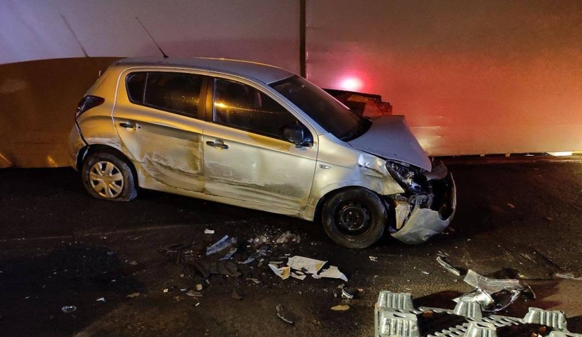 Kaza yaptığı hacizli otomobili bırakıp kaçtı