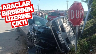 Kazada araçlar birbirinin üstüne çıktı