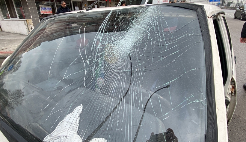 Kazada başını ön cama çarpan sürücü yaralandı