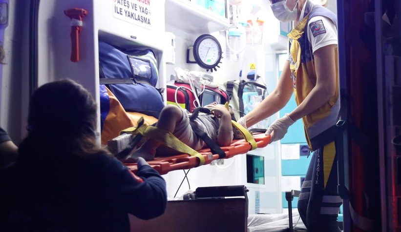 Kazada küçük çocuk camdan yola fırladı: 1’i ağır 3 yaralı