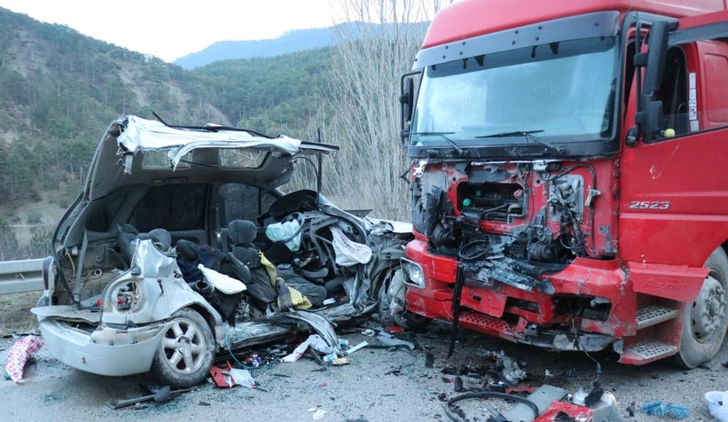 Kazada ölen anne, baba ve iki çocuğuna acı veda