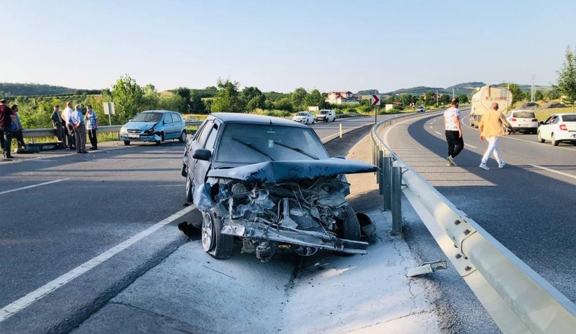 Kazada otomobil alev aldı: 2 yaralı