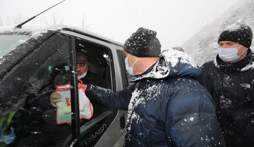 Kazada yol kapandı, Vali kumanya ve battaniye dağıttı