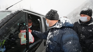 Kazada yol kapandı, Vali kumanya ve battaniye dağıttı