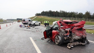 Kazazedelere su vermek için aracından indi, feci şekilde can verdi