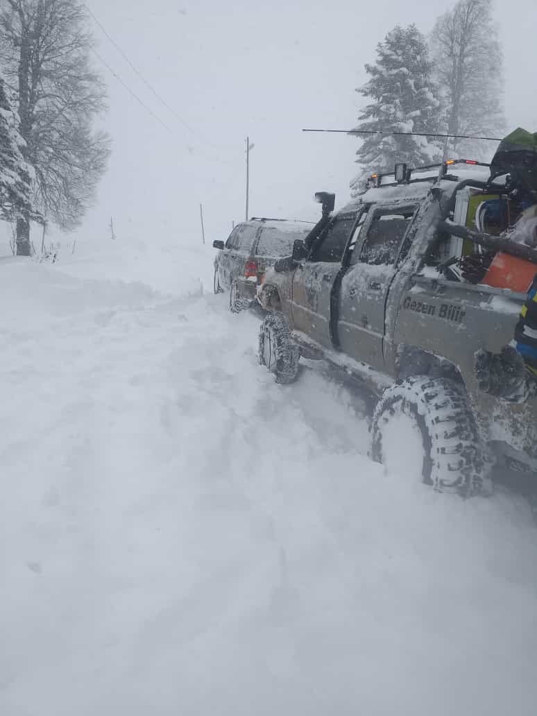 Kampçılar 14 saatte donmak üzereyken kurtarıldılar