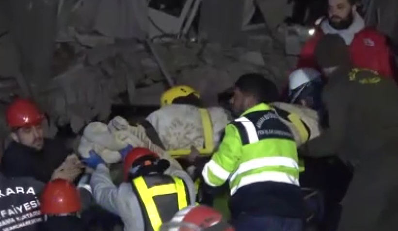 Kendi 111 saat sonra kurtarıldı, bebeği hayatını kaybetti.