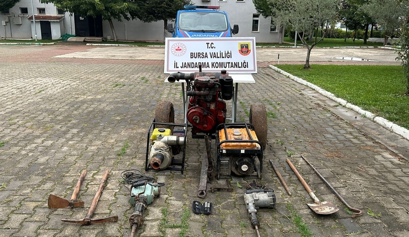 Kendi evlerinin bahçesinde define ararken yakalandılar
