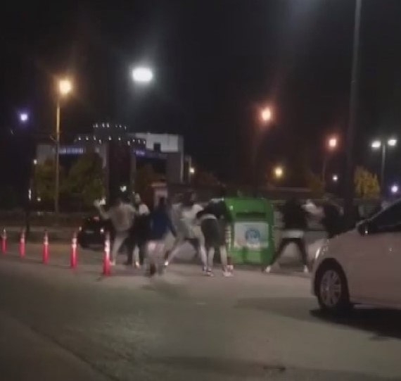 Kent meydanı karıştı, onlarca kişi tekme tokat kavga etti