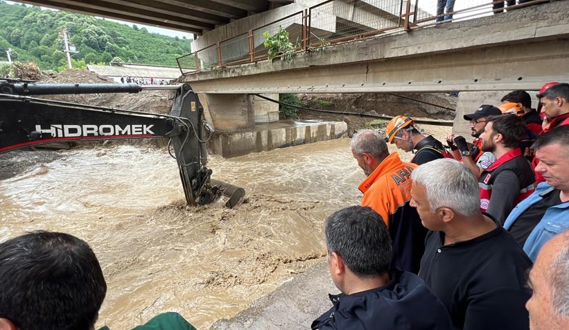 Kepçe dereden çıkarıldı, operatörü arama çalışmaları sürüyor