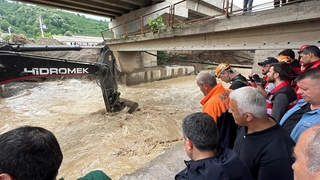 Kepçe dereden çıkarıldı, operatörü arama çalışmaları sürüyor