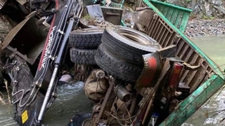 Kepçe taşıyan kamyon 100 metreden dereye devrildi: 1 ölü