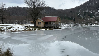 Keremali Yaylası'ndaki gölet buz tuttu