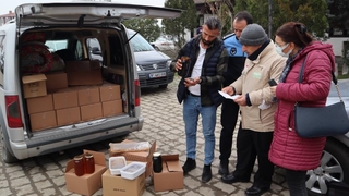 Kilolarca etiketsiz bal ve pekmez satarken yakalandı