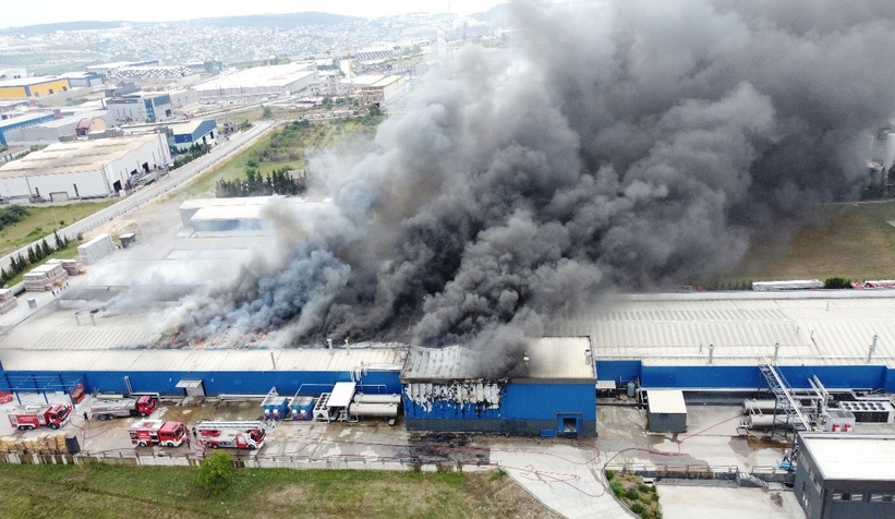 Kimya fabrikasındaki yangın havadan görüntülendi