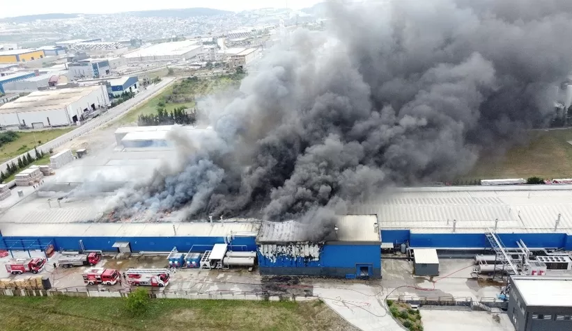 Kimya fabrikasındaki yangın havadan görüntülendi