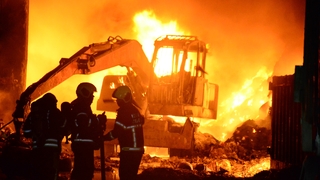 Kimyasal atık yangını 3 saatte kontrol altına alındı