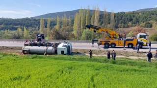  Kimyasal madde yüklü tanker devrildi
