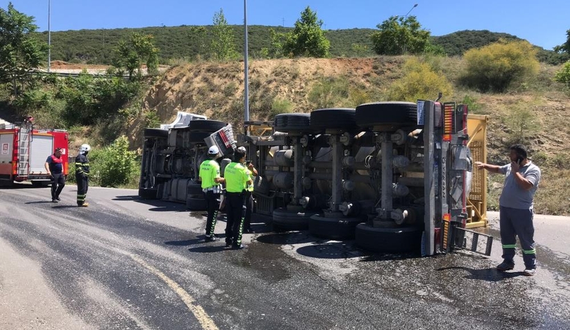 Kimyasal madde yüklü tır devrildi
