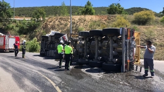 Kimyasal madde yüklü tır devrildi
