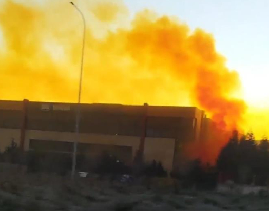 Kimyasal sızıntı paniği: Gökyüzünü turuncu duman kapladı
